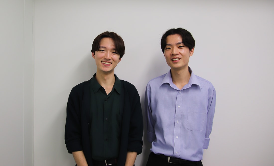 打ち合わせをする社員