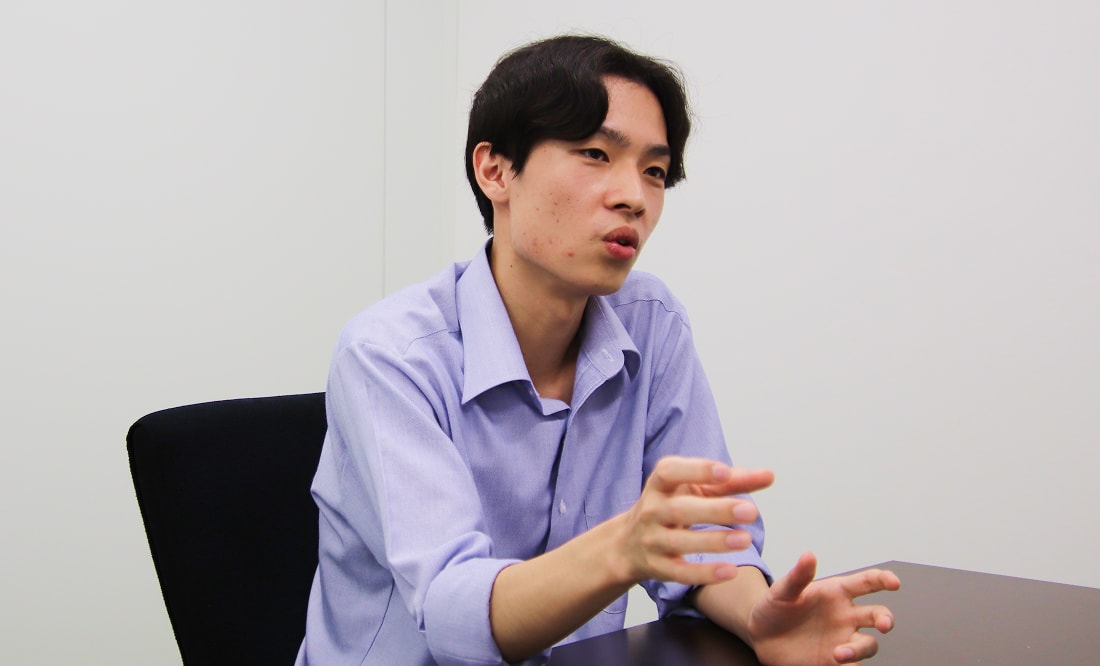打ち合わせをする社員
